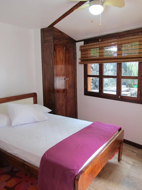The Wooden House Hotel Puerto Villamil Dış mekan fotoğraf