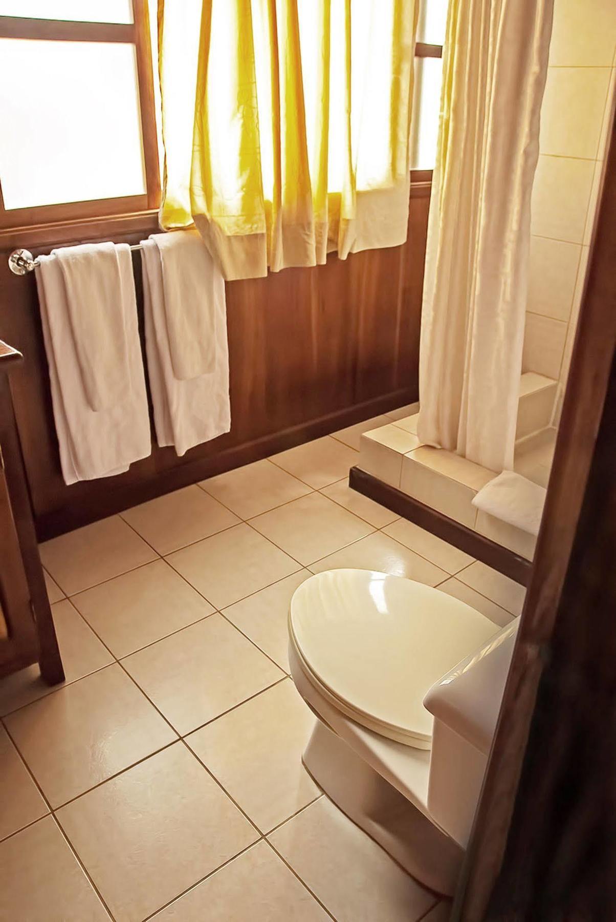 The Wooden House Hotel Puerto Villamil Dış mekan fotoğraf