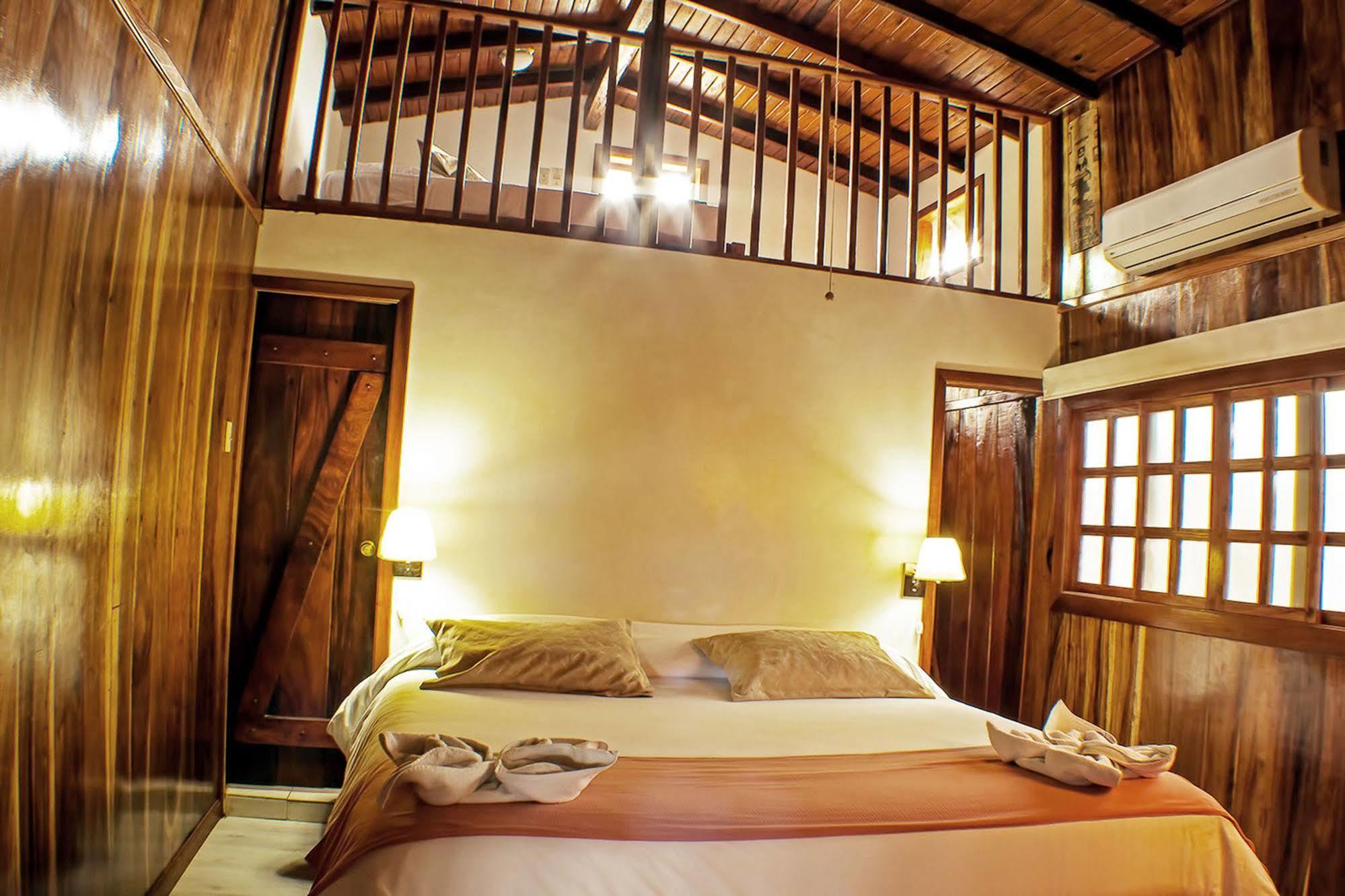 The Wooden House Hotel Puerto Villamil Dış mekan fotoğraf