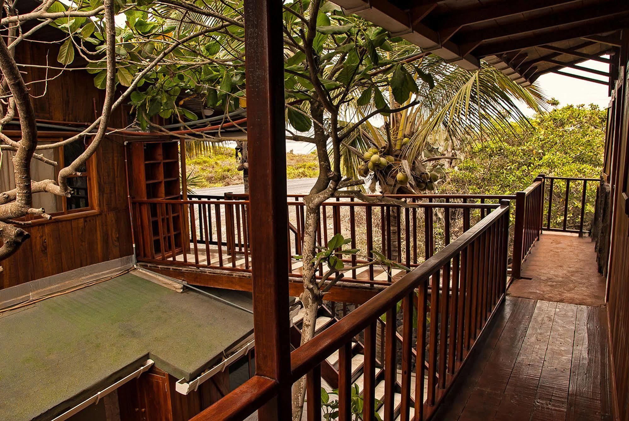 The Wooden House Hotel Puerto Villamil Dış mekan fotoğraf